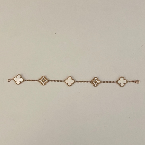 Jewelry - Elegant Gold and White Clover Bracelet